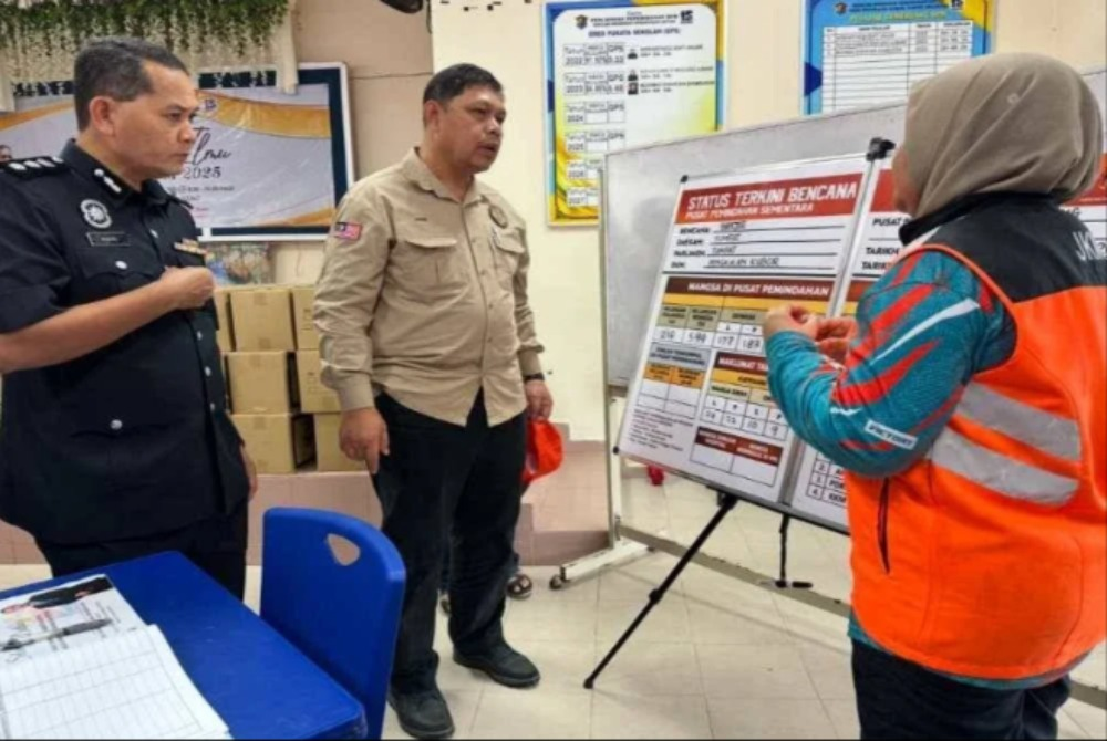 National Disaster Management Agency (NADMA) director-general Meor Ismail Meor Akim (middle)