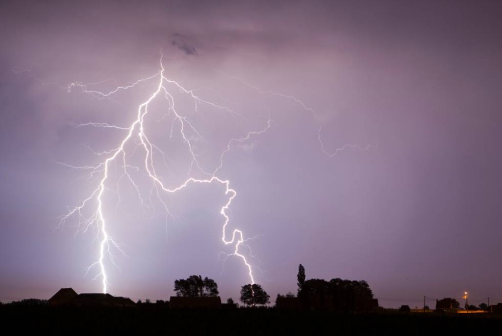 MetMalaysia has issued a warning of thunderstorms, heavy rain, and strong winds affecting seven states until midnight. - BERNAMA FILE PIX