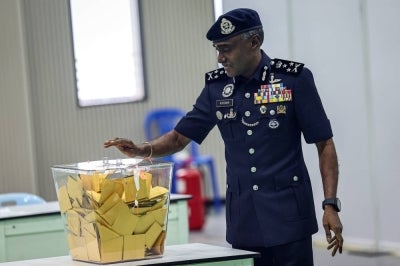 
JOHOR BAHRU, July 7 -- Bukit Aman Criminal Investigation Department (CID) Director Datuk M. Kumar casts his ballot during the early voting process for the 16th Johor State Election (PRN) at the Johor Police Contingent Headquarters today.
--fotoBERNAMA (2026) COPYRIGHT RESERVED