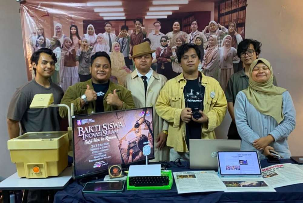 First-year Creative Writing student Shahrul Nazim Abdul Shahid (second from left) with his classmates during the Festival Penulisan Ke-4: Bitara Kesasterawanan Negara at UiTM Puncak Perdana.