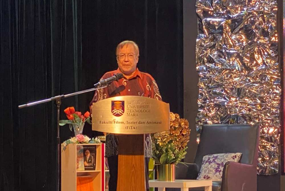 National Laureate Datuk Rahman Shaari delivers the keynote address during the Festival Penulisan Ke-4: Bitara Kesasterawanan Negara, sharing his lifelong journey in literature and poetry with students and guests.