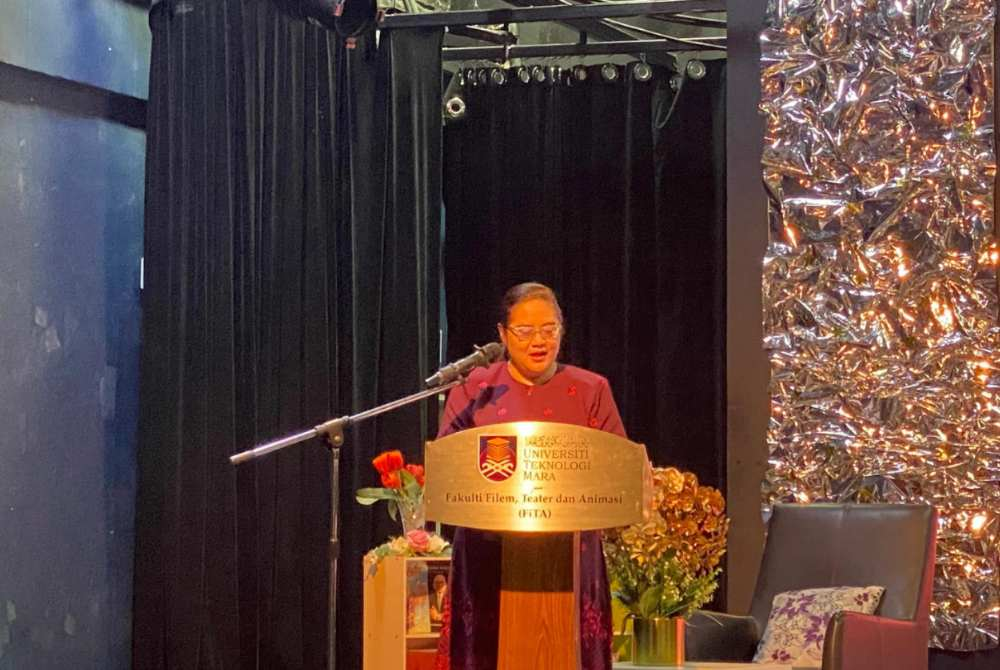 Universiti Teknologi MARA (UiTM) Faculty of Film, Theatre and Animation (FiTA) dean Associate Professor Ts. Dr Wan Aida Wan Yahaya delivers her opening address during the Festival Penulisan Ke-4: Bitara Kesasterawanan Negara at UiTM Puncak Perdana.