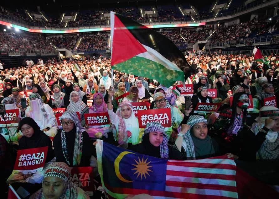 Malaysia’s solidarity for Palestine’s struggle for freedom continues to burn brightly as thousands from all walks of life began gathering at ‘Himpunan Solidariti Bersama Gaza: Gelombang Malaysia, Palestin Merdeka’ at Axiata Arena - Photo by ROSLI TALIB