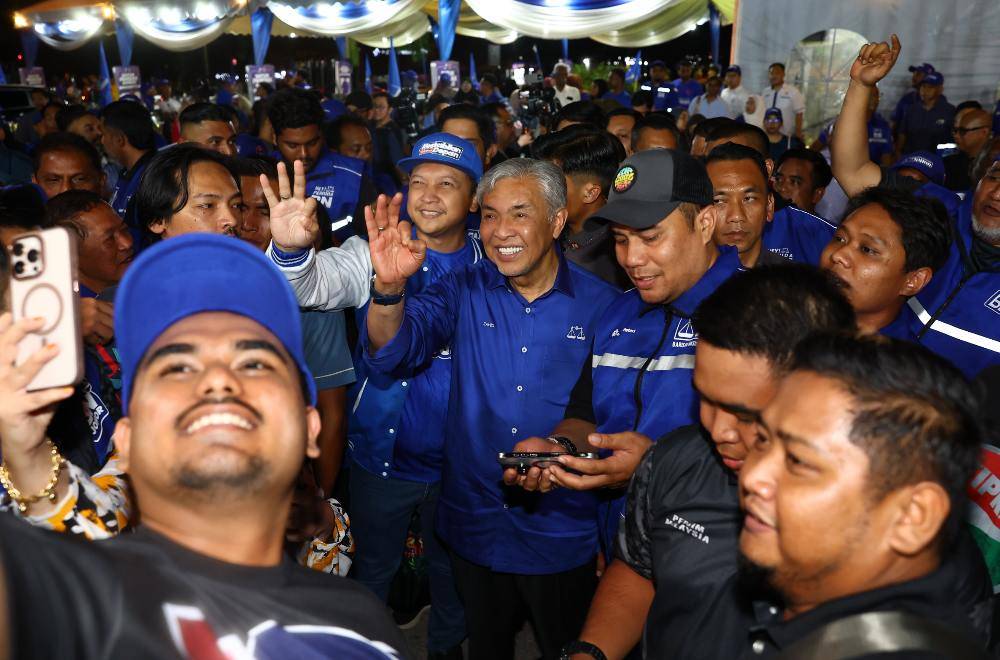 Datuk Seri Ahmad Zahid Hamidi at the Barisan Nasional chairman's meet-and-greet programme with Iskandar Puteri voters last night. Photo by Bernama