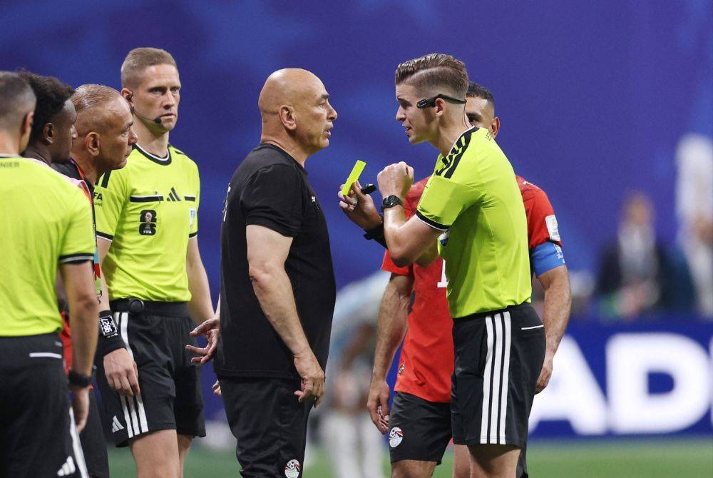 Referee Francois Letexier shows a yellow card to Hossam Hassan, Head Coach of Egypt, during the FIFA World Cup 2026 Round of 16 match between Argentina and Egypt at Atlanta Stadium on July 7. (Photo by Buda Mendes / AFP)