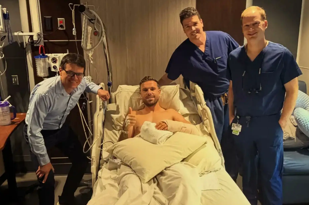 Henderson shared a photo on his social media platforms.