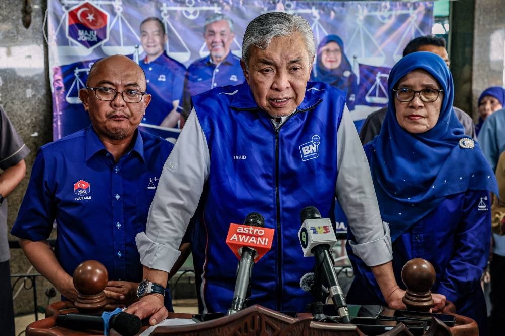 UMNO President Datuk Seri Dr Ahmad Zahid Hamidi speaks at a press conference during a get-together event with the people at Restoran Nusantara, Endau. - BERNAMA photo