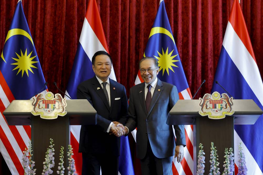 Prime Minister Datuk Seri Anwar Ibrahim and Thai Prime Minister Anutin Charnvirakul pose for a photograph before delivering a joint statement at Perdana Putra Building earlier today. BERNAMA photo.
