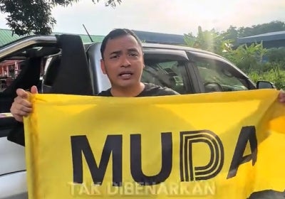 Muda's Maharani candidate for the 16th Johor state election, Muhammad Amir Fikri Mustapha, has claimed that he is facing pressure to remove images of former Muda president Syed Saddiq Syed Abdul Rahman from his election campaign materials.