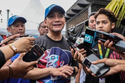 Barisan Nasional candidate for the Machap seat Datuk Onn Hafiz Ghazi speaks to reporters at the Kenduri Sekampung programme in Kampung Perak today, in conjunction with the 16th Johor State Election. BERNAMA photo.