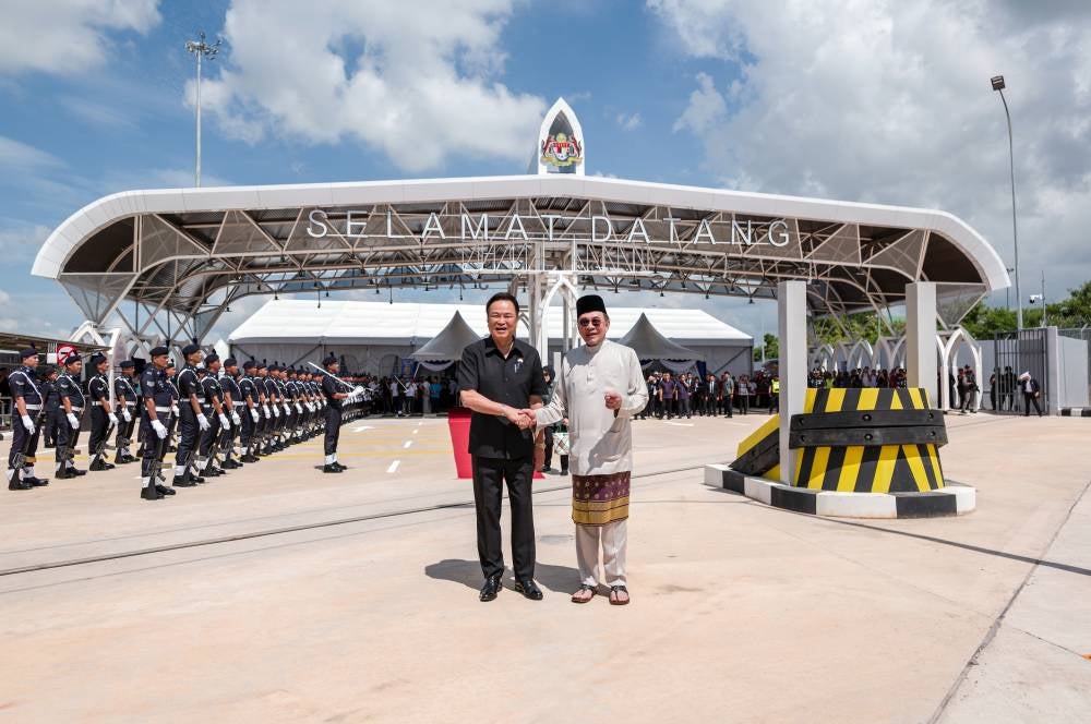 Prime Minister Datuk Seri Anwar Ibrahim (right) and his Thai counterpart Anutin Charnvirakul at the Opening and Operation Ceremony of the New Road, which connects the Bukit Kayu Hitam Immigration, Customs, Quarantine and Security (ICQS) Complex with the Sadao Customs, Immigration and Quarantine (CIQ) Complex in Thailand.
--fotoBERNAMA (2026) HAK CIPTA TERPELIHARA