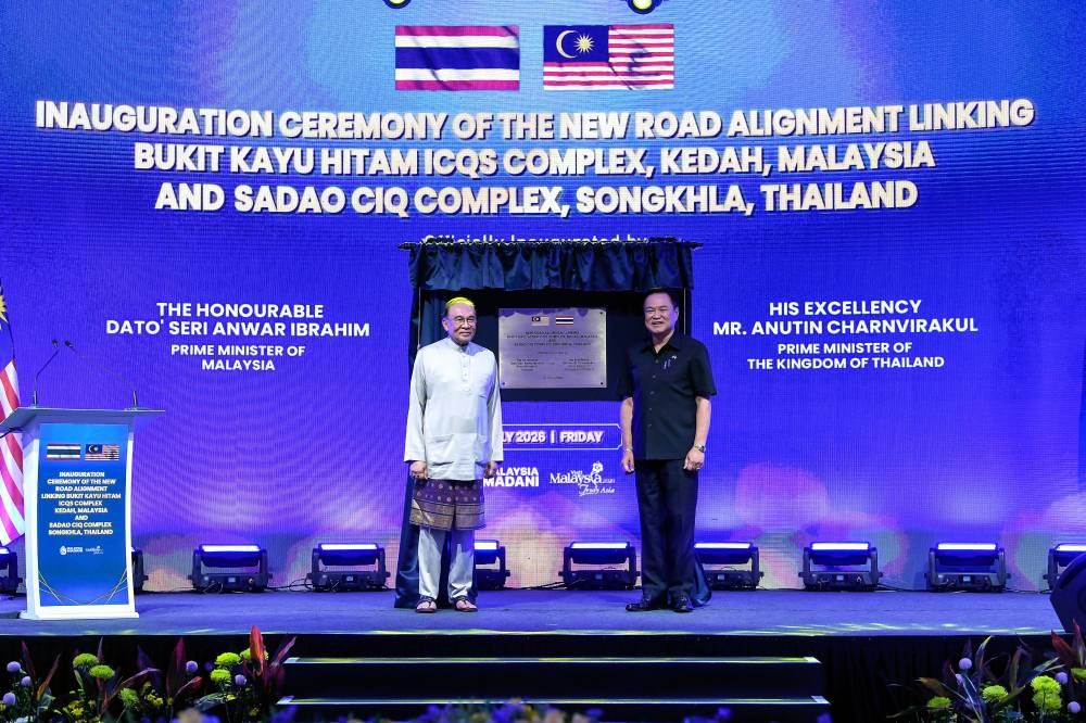 Prime Minister Datuk Seri Anwar Ibrahim, alongside his Thai counterpart Anutin Charnvirakul, officiated the Opening Ceremony of the New Road Alignment linking the Bukit Kayu Hitam Immigration, Customs, Quarantine and Security (ICQS) Complex with the Sadao Customs, Immigration and Quarantine (CIQ) Complex in Thailand. - BERNAMA photo