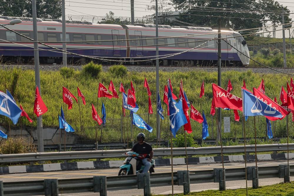 A flag war atmosphere between the competing political parties, Pakatan Harapan (PH) and Barisan Nasional (BN), can be seen during the 16th Johor State Election campaign. BERNAMA photo