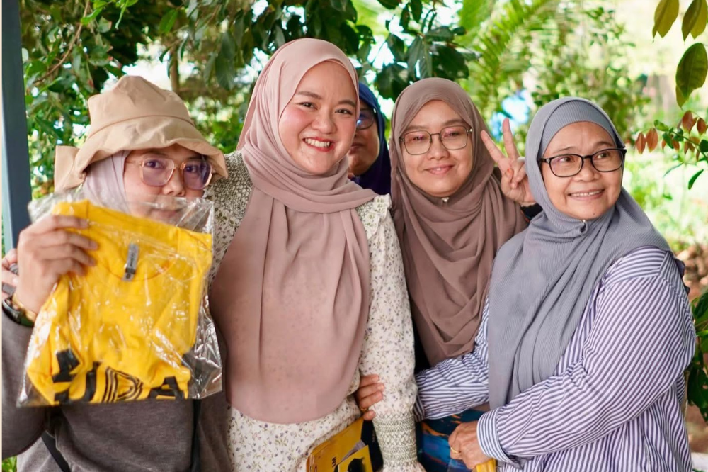 Ainie with local Simpang Jeram constituents during her campaign trail. (PHOTO SOURCE: AINIE HAZIQAH FB)
