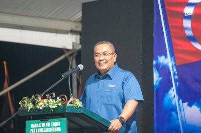 Sanusi speaking on stage at the Pas Ceramah Mega in Dataran Meding Kanan, Mersing. (PHOTO SOURCE: HADI AWANG FACEBOOK)