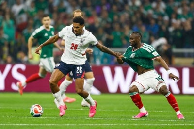 England's defender #26 Jarell Quansah and Mexico's forward #16 Julian Quinones fight for the ball during the 2026 World Cup round of 16 (Photo by Rodrigo Oropeza / AFP)