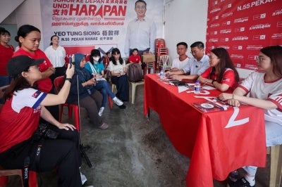 National DAP Vice Chairman Hannah Yeoh (second right) with Pakatan Harapan (PH) candidate for the Pekan Nanas State Legislative Assembly (DUN) seat, Yeo Tung Siong (second left) during a press conference. BERNAMA photo.