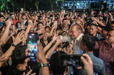 Prime Minister and Pakatan Harapan (PH) Chairman Datuk Seri Anwar Ibrahim shakes hands with members of the public at the Grand Finale Programme (Johor Bahru Music Festival) at Perling Mall tonight. - BERNAMA photo.
