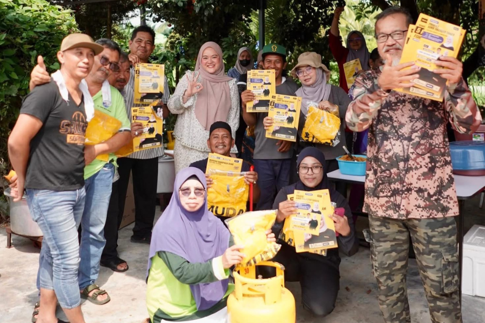 Ainie during her campaign trail at Simpang Jeram. (PHOTO SOURCE: AINIE HAZIQAH FB)