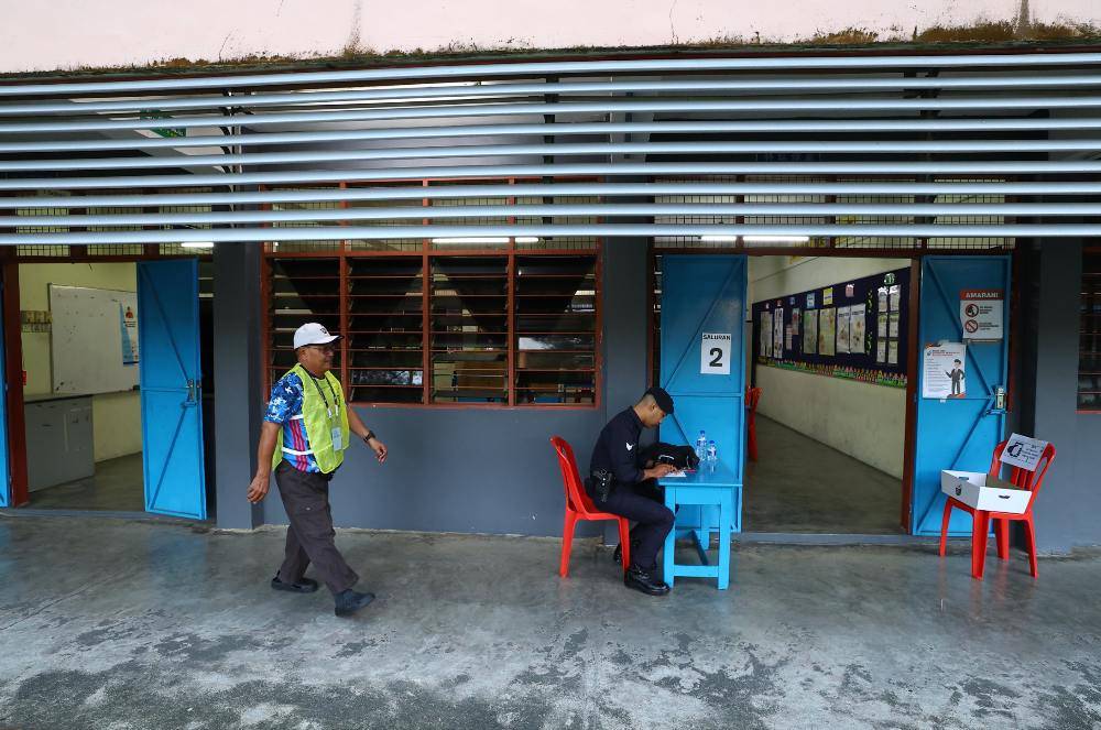 A total of 1,076 polling centres involving 4,889 polling streams for the Johor state election opened simultaneously at 8am today, allowing voters across the state to elect a new government for the next term. Photo by Bernama