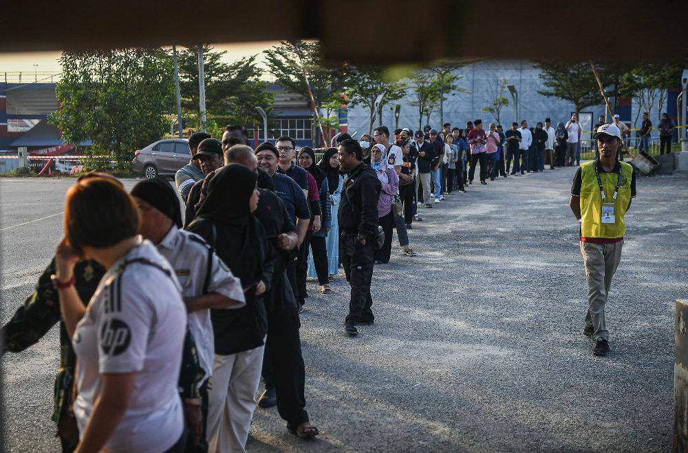 People wait their turn to vote for the N.44 Larkin state seat in the 16th Johor State Election (PRN Johor) at Sekolah Kebangsaan Tanjung Puteri today. Photo by Bernama