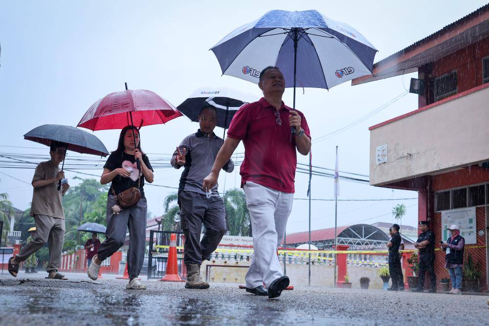 Johor voters head to the polls today in an election that is shaping up to be less a contest over who will form the next state government and more a test of how dominant a mandate Barisan Nasional (BN) can secure. Photo by Bernama