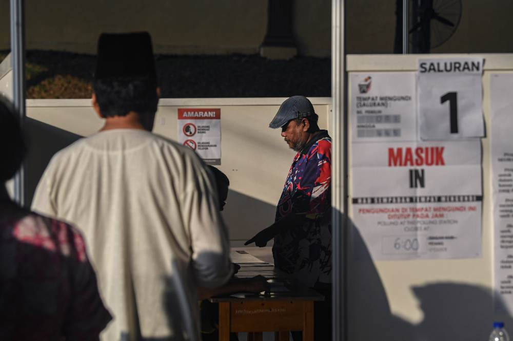 Johor voters head to the polls today in an election that is shaping up to be less a contest over who will form the next state government and more a test of how dominant a mandate Barisan Nasional (BN) can secure. Photo by Bernama