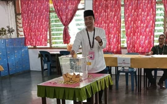 Johor Menteri Besar Datuk Onn Hafiz Ghazi cast his vote in the 16th Johor state election at Sekolah Kebangsaan (SK) Simpang Renggam at 8.33am today.