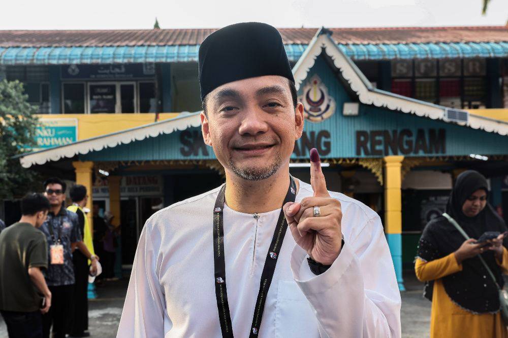 Johor Menteri Besar Datuk Onn Hafiz Ghazi cast his vote in the 16th Johor state election at Sekolah Kebangsaan (SK) Simpang Renggam at 8.33am today. Photo by Bernama