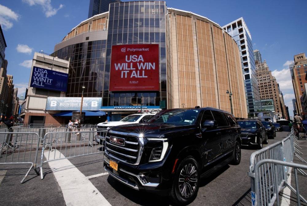 Cars leave Madison Square Garden, the reported venue for the wedding celebrations of pop singer Taylor Swift and pro-athlete Travis Kelce, in New York City on July 3, 2026. - (Photo by LEONARDO MUNOZ / AFP)