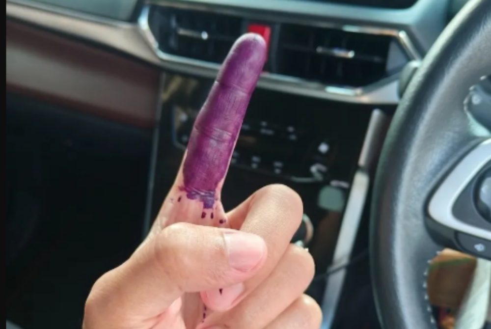The ink stains became an unexpected highlight of election day, proving that even a small mark on a finger could spark laughter and connect voters online. - Photo: Threads/@tuanrahman.01