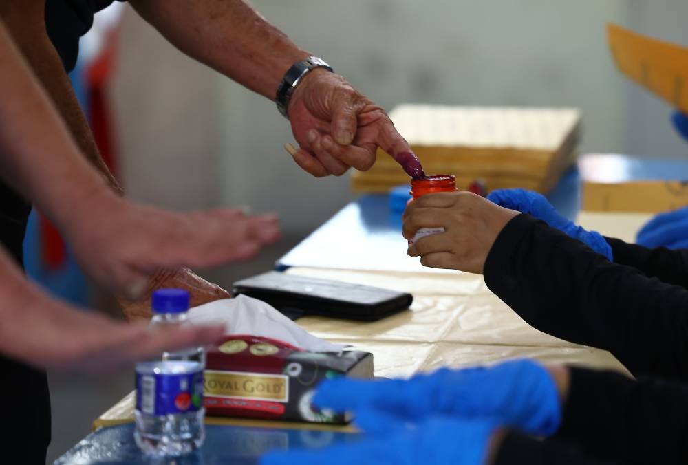 Senior citizens among early voters fulfilling their voting duty at the 16th Johor state election at Sekolah Jenis Kebangsaan Cina (SJKC) Kulai Besar, today. - Photo by Bernama