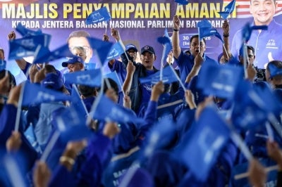 Johor BN Coordinating Committee Chairman Datuk Onn Hafiz Ghazi (centre) leads the chant of "Maju Johor" during the Batu Pahat Parliamentary BN machinery briefing session held in conjunction with the 16th Johor State Election in Rengit on July 3. (BERNAMA PHOTO)