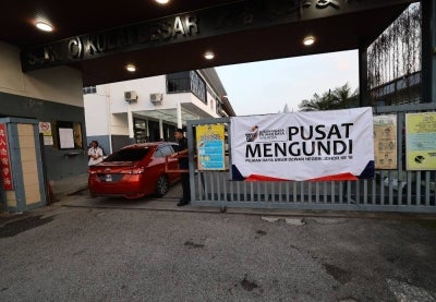 A total of 1,076 polling centres involving 4,889 polling streams for the Johor state election opened simultaneously at 8am today, allowing voters across the state to elect a new government for the next term. Photo by Bernama