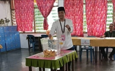 Johor Menteri Besar Datuk Onn Hafiz Ghazi cast his vote in the 16th Johor state election at Sekolah Kebangsaan (SK) Simpang Renggam at 8.33am today.