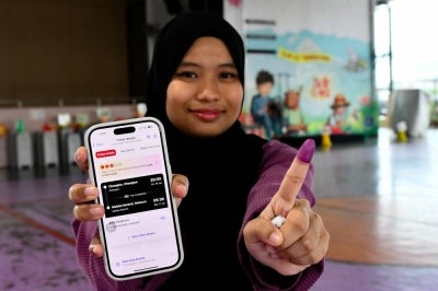 Tuanku Syed Sirajuddin Polytechnic student Aina Nazirah Rahmat, 20, showed her inked finger today after casting her ballot in the 16th Johor state election at Sekolah Jenis Kebangsaan Cina Tongkang Pechah. - BERNAMA photo