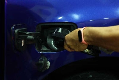 The government has approved over 5,000 applications to transfer subsidised diesel quotas to family members under the BUDI MADANI programme. BERNAMA photo.