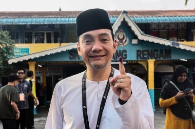 Johor Menteri Besar Datuk Onn Hafiz Ghazi who is also the incumbent Machap state seat, cast his vote in the 16th Johor State Election (PRN) at Sekolah Kebangsaan (SK) Simpang Renggam today. (BERNAMA PHOTO)