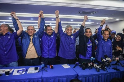 JOHOR BAHRU, July 11 -- Deputy Prime Minister and Barisan Nasional president Datuk Seri Dr Ahmad Zahid Hamidi (centre) raises his hand together with Machap state seat incumbent Datuk Onn Hafiz Ghazi (third from right) after a press conference on the unofficial results of the 16th Johor state election at the Johor UMNO Liaison Building today.
Also present was UMNO secretary-general Datuk Dr Asyraf Wajdi Dusuki (third from left).
Bernama photo (2026) COPYRIGHT RESERVED
