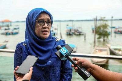 Alwiyah Talib being interviewed during the Johor polls campaign period at Kampung Stay, Kuntum Cafe recently. (BERNAMA PHOTO) 