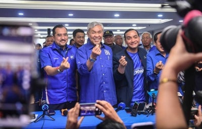 Deputy Prime Minister cum Barisan Nasional President Datuk Seri Dr Ahmad Zahid Hamidi (centre) beams with smiles as he poses for a photograph with Machap state assemblyman and incumbent candidate Datuk Onn Hafiz Ghazi (right) after the press conference on the unofficial results of the 16th Johor State Election at the Johor UMNO Liaison Building today. BERNAMA photo.
