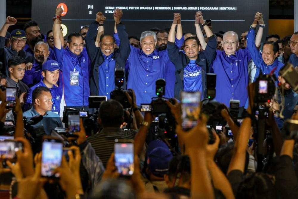 BN chairman Datuk Seri Dr Ahmad Zahid Hamidi (centre) stands with Johor BN chairman Datuk Onn Hafiz Ghazi (fourth, right) and other leadership figures following the unofficial results of the 16th Johor state election at the Johor Umno Liaison Committee Headquarters in Johor Bahru, yesterday. - Photo by Bernama