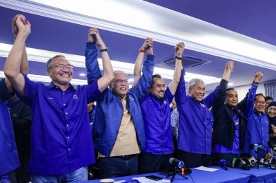 BN Chairman Datuk Seri Dr Ahmad Zahid Hamidi (third from right) and Johor BN Chairman Datuk Onn Hafiz Ghazi (second from right), along with other leaders, following unofficial results of the 16th Johor State Election indicating a victory for BN, at the Johor UMNO Liaison Committee headquarters in Johor Bahru today. (BERNAMA PHOTO)
