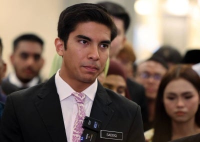 PUTRAJAYA, 30 Jun -- Ahli Parlimen Muar Syed Saddiq Syed Abdul Rahman ketika sidang media selepas Mahkamah Tinggi menangguhkan keputusan bagi keputusan sama ada bebas atau diarahkan menjalani hukuman penjara atas empat pertuduhan bersubahat pecah amanah, salah guna kuasa, dan penggubahan wang haram membabitkan dana Angkatan Bersatu Anak Muda (ARMADA) di Mahkamah Persekutuan Putrajaya hari ini.Keputusan rayuan akhir pendakwaan itu akan ditangguhkan pada 13 Julai berikutan seorang panel hakim Mahkamah Persekutuan bercuti sakit.--fotoBERNAMA (2026) HAK CIPTA TERPELIHARA