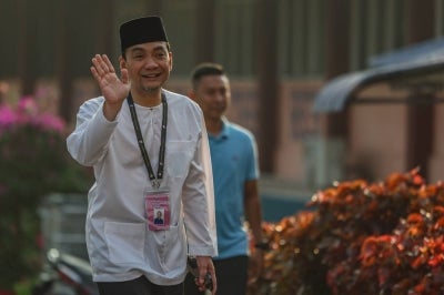 Datuk Onn Hafiz Ghazi arrived at SK Simpang Renggam to fulfil his duty of voting in the 16th Johor state election, yesterday. - Photo by Bernama