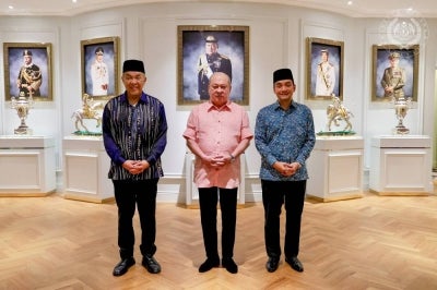 JOHOR BAHRU, July 12 -- His Majesty Sultan Ibrahim, King of Malaysia (centre), poses for a photograph after granting an audience to Barisan Nasional (BN) chairman Datuk Seri Dr Ahmad Zahid Hamidi (left) at Istana Pasir Pelangi today.
--fotoBERNAMA (2026) HAK CIPTA TERPELIHARA