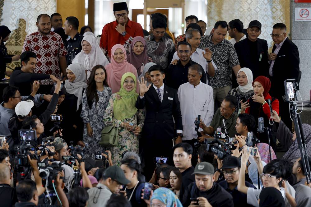 Muar MP Syed Saddiq Syed Abdul Rahman with his family and supporters at the Federal Court, today. - Photo by Bernama