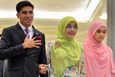 Muar MP Syed Saddiq Syed Abdul Rahman (left) with his mother Sharifah Mahani Syed Abdul Aziz (centre). (SINAR DAILY PHOTO) 