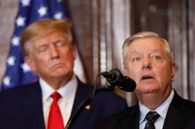 Lindsey Graham (right) (Photo by Logan Cyrus / AFP)