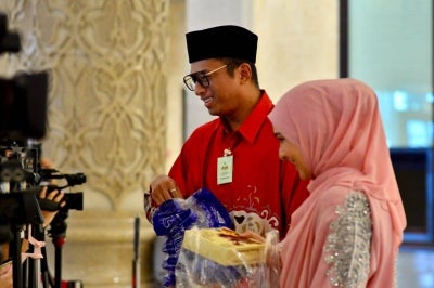 Spacedollah and Sharifah Amani this morning handing out food to media personnel. (SINAR HARIAN PHOTO)